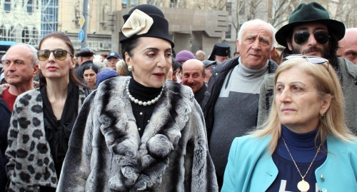 Вдова первого президента страны Манана Арчвадзе-Гамсахурдиа (в центре) среди участников акции. Фото Инны Кукуджановой для "Кавказского узла"