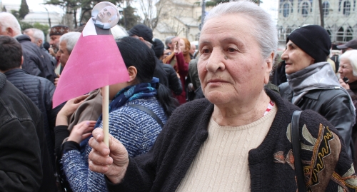 Пожилая женщина со старым флагом Грузии. Фото Инны Кукуджановой для "Кавказского узла"