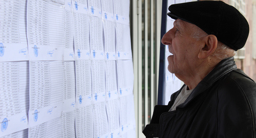 Пожилой ереванец изучает список избирателей. Фото Тиграна Петросяна для "Кавказского узла"