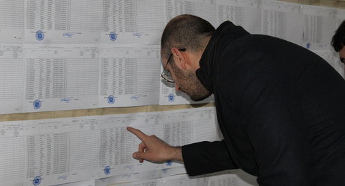 Списки избирателей вывешены перед входом на избирательный участок Фото Тиграна Петросяна для "Кавказского узла"
