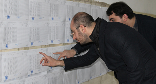 Избиратели ищут свои фамилии в списках перед входом в избирательный участок в Ереване. 2 апреля 2017 года. Фото Тиграна Петросяна для "Кавказского узла"