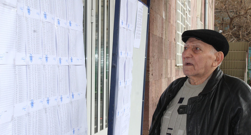 Пожилой ереванец у списков избирателей Фото Тиграна Петросяна для "Кавказского узла"