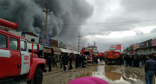 Пожар на рынке "Дагэлектромаш" в Махачкале . Фото http://www.riadagestan.ru/news/incidents/pozharnym_udalos_lokalizovat_vozgoranie_na_rynke_makhachkaly/