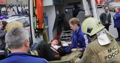 Сотрудники МЧС помогают раненным, пострадавшим во время взрыва в метро Санкт-Петербурга. 3 апреля 2017 г. Кадр из видео пользователя Радио Свобода https://www.youtube.com/watch?v=SLQjXfrPI6w