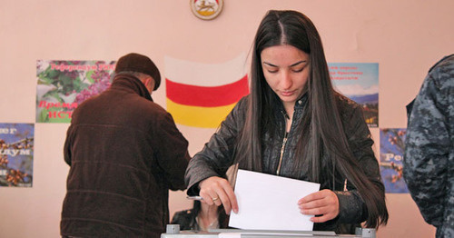 Голосование на выборах и референдуме в Южной Осетии. 9 апреля 2017 года. Фото Алана Цхурбаева для "Кавказского узла"
