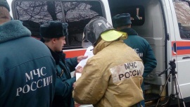Сотрудники МЧС на месте взрыва в Таганроге. Фото http://61.mchs.gov.ru/operationalpage/operational/item/5096675/