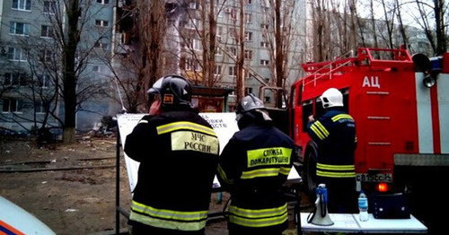 Сотрудники МЧС возле дома, в котором произошел взрыв. Таганрог, 9 апреля 2017 г. Фото http://www.topnews.ru/news_id_102029.html