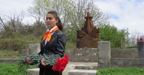 Возложение цветов к памятнику в память о жертвах  трагических событий 1992 года в селе Марага. 10 апреля 2017 г. Фото Алвард Григорян для "Кавказского узла"