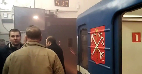 На месте взрыва в петербургском метро. 3 апреля 2017 г. Кадр из виде пользователя TheUgurbado https://www.youtube.com/watch?v=YTwm4aszKX0