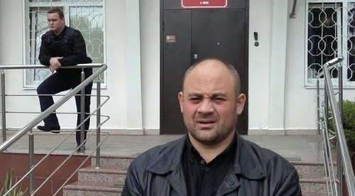 Сурен Едигаров возле здания суда в Сочи. 17 апреля 2017 года, Сочи. Фото Светланы Кравченко для "Кавказского узла".   