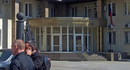 Вход в здание окружного военного суда в Ростове-на-Дону. Фото Константина Волгина для "Кавказского узла"