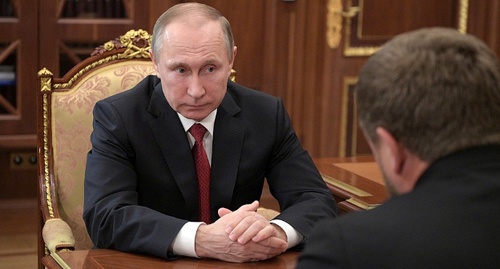 Владимир Путин внимательно слушает Рамзана Кадырова. Фото: Kremlin.ru
