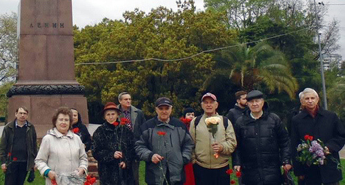 Коммунисты Сочи на акции возложения цветов к памятнику Ленина 22 апреля 2017 г. 12-00. Фото Михаила Соколова.