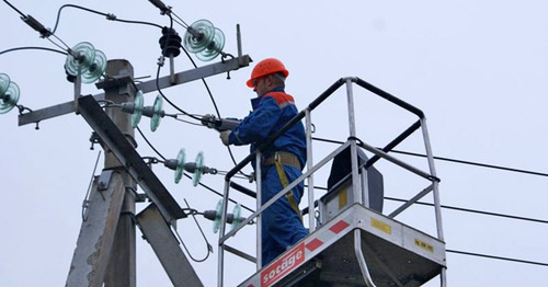 Аварийные работы на линии электропередачи. Фото www.riadagestan.ru