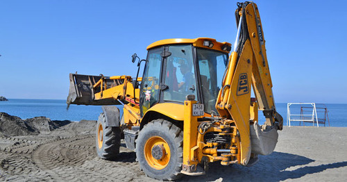 Трактор разравнивает привезенный песок на пляже. Фото Светланы Кравченко для "Кавказского узла"