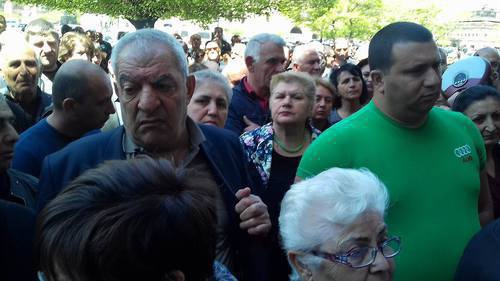 участники акции протеста в Ереване 25.04.2017. Фото http://hraparak.am/?p=144642&l=am/arevtrakaneri+mi+qanisy+bardzracan+karavarutkan+shenq+foto+video