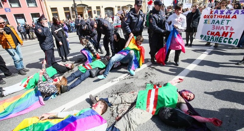 ЛГБТ-активисты во время акции против преследования геев в Чечне. Санкт-Петербург, 1 мая 2017 года. Фото: https://twitter.com/merr1k/status/858976425117921280/photo/1?ref_src=twsrc%5Etfw&ref_url=https%3A%2F%2Fsnob.ru%2Fselected%2Fentry%2F123976 
