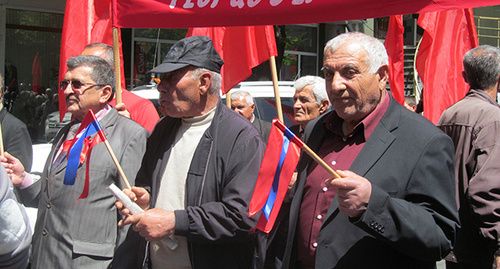 Участники шествия с флажками Советской Армении. Фото Тиграна Петросяна 