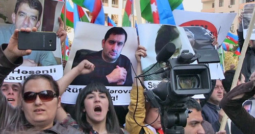 Оппозиционный митинг под лозунгом: "Нет грабежу, нет лжи, нет монархии!". Баку, 8 апреля 2017 г. Кадр из видео CaucasianKnot https://www.youtube.com/watch?v=uDyJF_zP7Oc