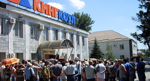 Шахтеры возле здания ООО “Кингкоул” в Гуково. Фото Валерия Люгаева для "Кавказского узла".