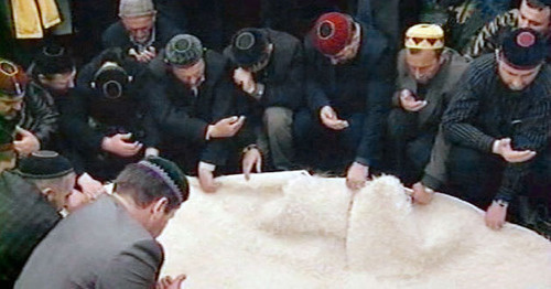 Похороны главы республики Ахмата Кадырова. 10 мая 2004 г. Фото http://smartnews.ru