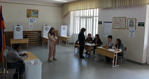 Голосование на одном из избирательных участков. Ереван, 14 мая 2017. Фото Тиграна Петросяна для "Кавказского узла"