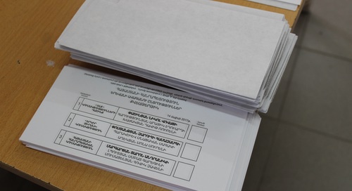 Бюллетени для голосования на одном из избирательных участков. Ереван, 14 мая 2017. Фото Тиграна Петросяна для "Кавказского узла"