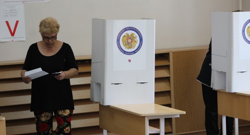 Голосование на одном из избирательных участков. Ереван, 14 мая 2017. Фото Тиграна Петросяна для "Кавказского узла"