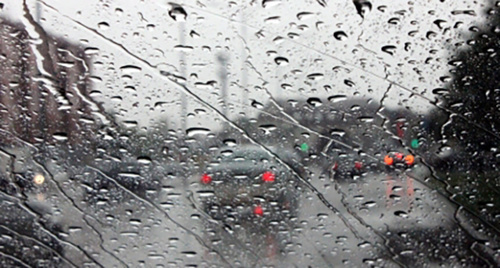 Капли дождя на лобовом стекле автомобиля. Фото http://95.mchs.gov.ru/pressroom/news/item/5289701/