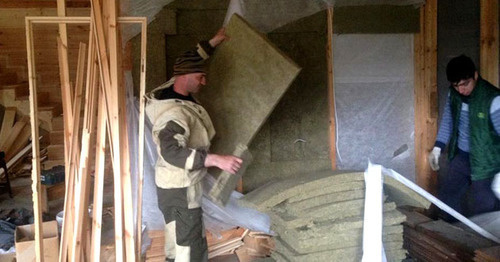 Рабочие разбирают стены внутри дома Ахполовой. Северная Осетия. Фото предоставлено пресс-службой Управления федеральной службы судебных приставов Северной Осетии.
