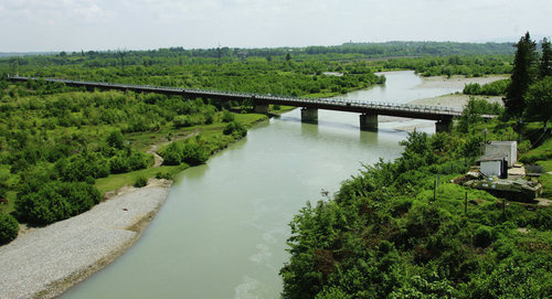 Мост на реке Ингур, соединяющий Грузию и Абхазию. Фото © Sputnik. Илья Питалев
http://sputnik-abkhazia.ru/Abkhazia/20170517/1021048531/zakrytye-kpp-na-ingure-posetili-uchastniki-zhenevskix-vstrech.html