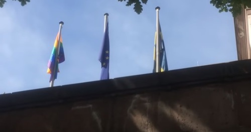 Флаг ЛГБТ-сообщества рядом с другими флагами у здания посольства Великобритании в Ереване. Армения, май 2017 г. Скриншот с видео https://www.youtube.com/watch?v=MfMLrlgiaLM