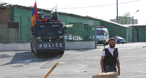На территории, прилегающей к захваченному зданию полка полиции в Ереване. Фото Тиграна Петросяна для "Кавказского узла".