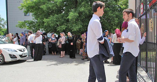 Выпускники школы возле пункта сдачи ЕГЭ. Грозный. Фото Магомеда Магомедова для "Кавказского узла"