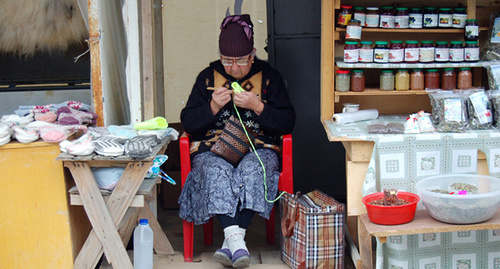 Жительница посёлка Домбай вяжет изделия на продажу Фото Лейлы Гочияевой