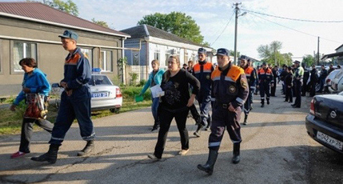 Жители экстренно эвакуированного села вернулись в свои дома на Ставрополье
Фото  
 http://bloknot-stavropol.ru/news/zhiteli-ekstrenno-evakuirovannogo-sela-vernulis-v--849622