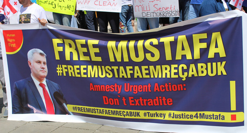 Плакат "Свободу Мустафе. Срочная амнистия: Не экстрадируйте". Фото Инны Кукуджановой для "Кавказского узла"