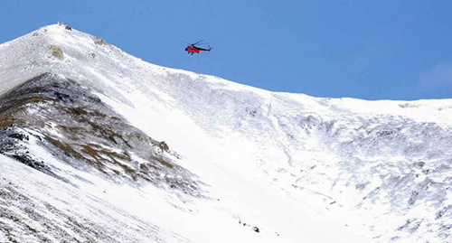 Вертолет МЧС в горах. Фото http://kbrria.ru/proisshestviya/na-elbruse-nayden-turist-iz-nizhnego-novgoroda-4651