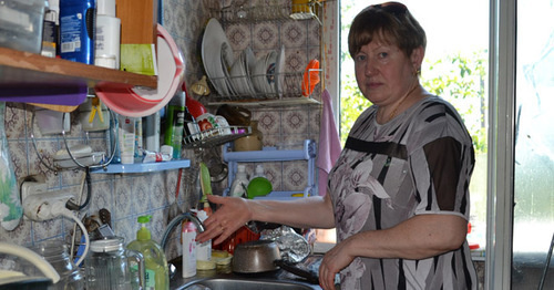 Жительница поселка Ольга Латохо показывает свою кухню. Сочи, 26 июня 2017 г. Фото Светланы Кравченко для "Кавказского узла"