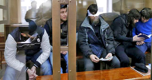 Обвиняемые в убийстве Бориса Немцова в зале суда. Фото REUTERS/Maxim Zmeyev
