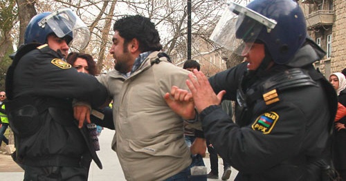 Задержание участника акции протеста в поддержку жителей Исмаиллы. Баку, 26 января 2013 г. Фото Азиза Каримова для "Кавказского узла"