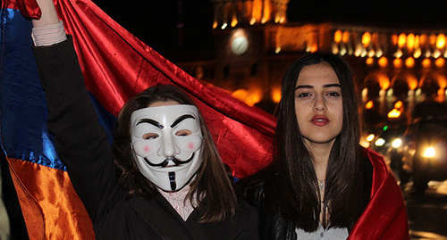 Активисты на площади Республики в Ереване. Фото Тиграна Петросяна для "Кавказского узла"
