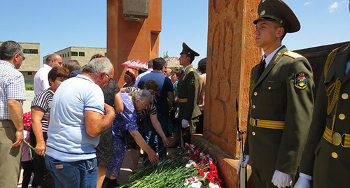 В Степанакерте отметили День памяти без вести пропавших в карабахской войне возложением цветов.Мемориальный комплекс, Нагорный Карабах, 29 июня 2017 год. Фото Алвард Григорян