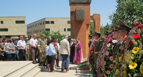 В Степанакерте отметили День памяти без вести пропавших в карабахской войне возложением цветов.Мемориальный комплекс, Нагорный Карабах, 29 июня 2017 год. Фото Алвард Григорян
