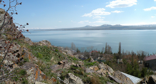  Озеро Севан. Фото https://www.smileplanet.ru/armenia/ozero-sevan/
