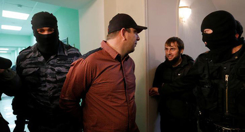 Тамерлан Эскерханов,  Максим Змеев под конвоем. Фото REUTERS