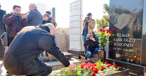 Возложение цветов к могиле Эльмара Гусейнова. Баку, март 2013 г. Фото Азиза Каримова для "Кавказского узла"