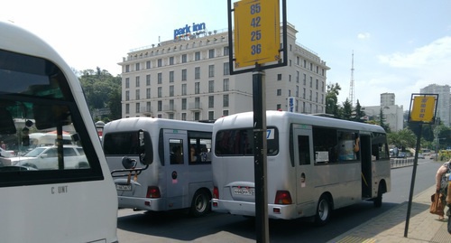 Автобусы частных предприятий на остановке в Сочи. Фото Светланы Кравченко для "Кавказского узла".