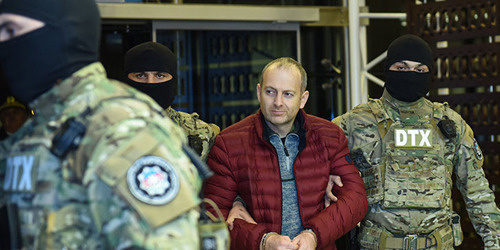 Александр Лапшин (в центре) в бакинском аэропорту. Фото: Sputnik / Murad Orujov