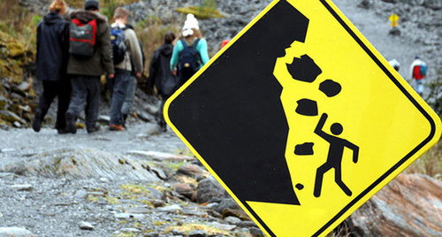 Знак "Осторожно, камнепад" и группа туристов в горах. Фото http://medialenta.ru/s/ac7oSMC